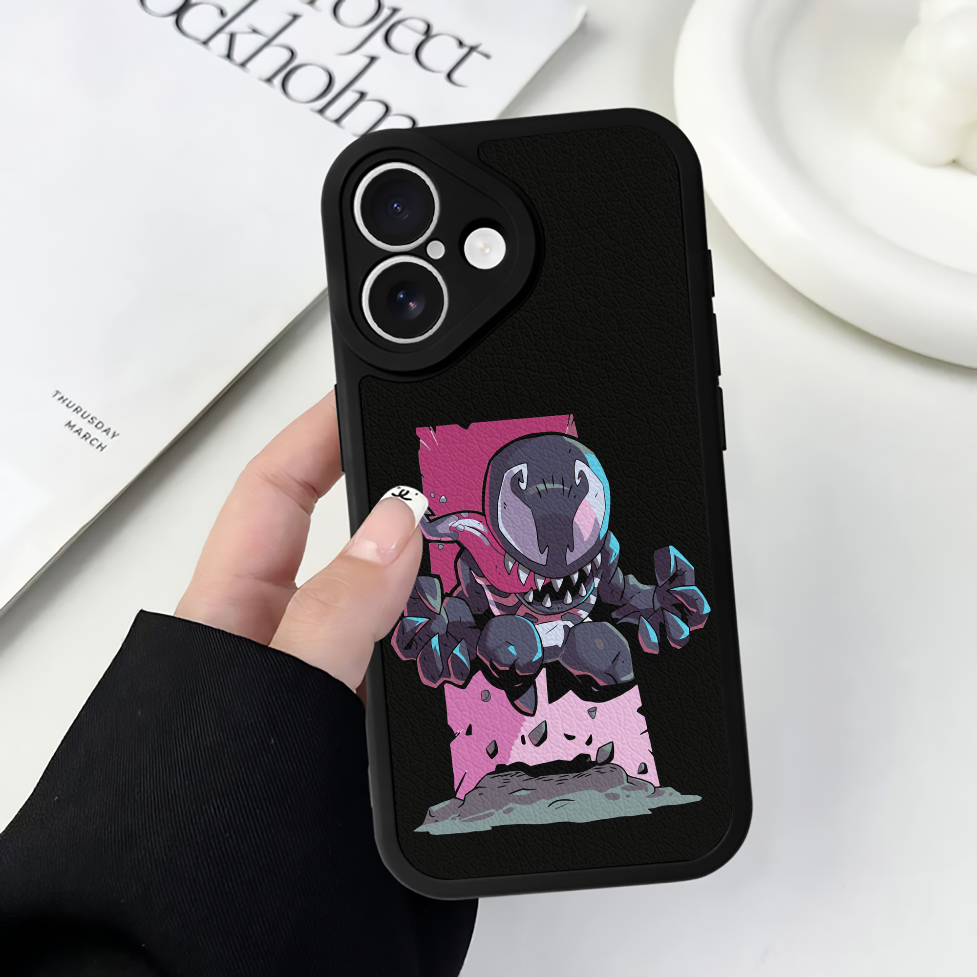 （画像用） アベンジャーズ The Avengers 【iPhone 16シリーズ対応】シリコンスマホケース（レザー調） 材質：シリコン